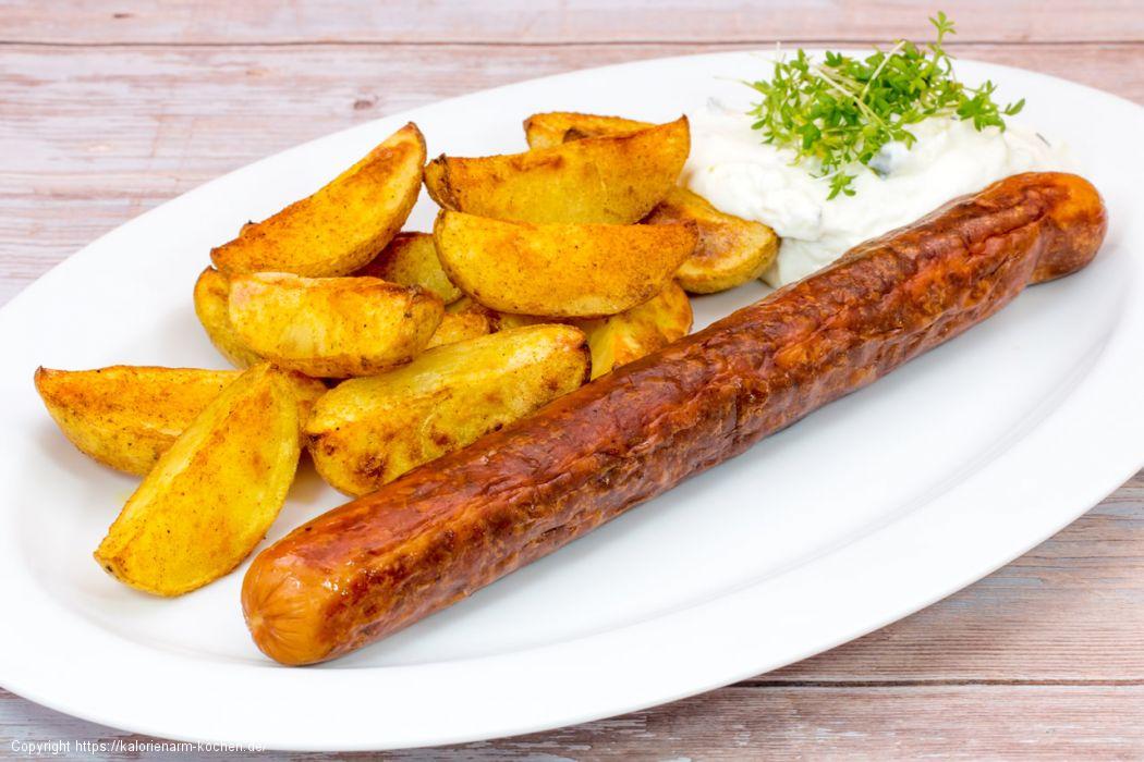 Bratwurst mit Kartoffelspalten und Kräuterquark