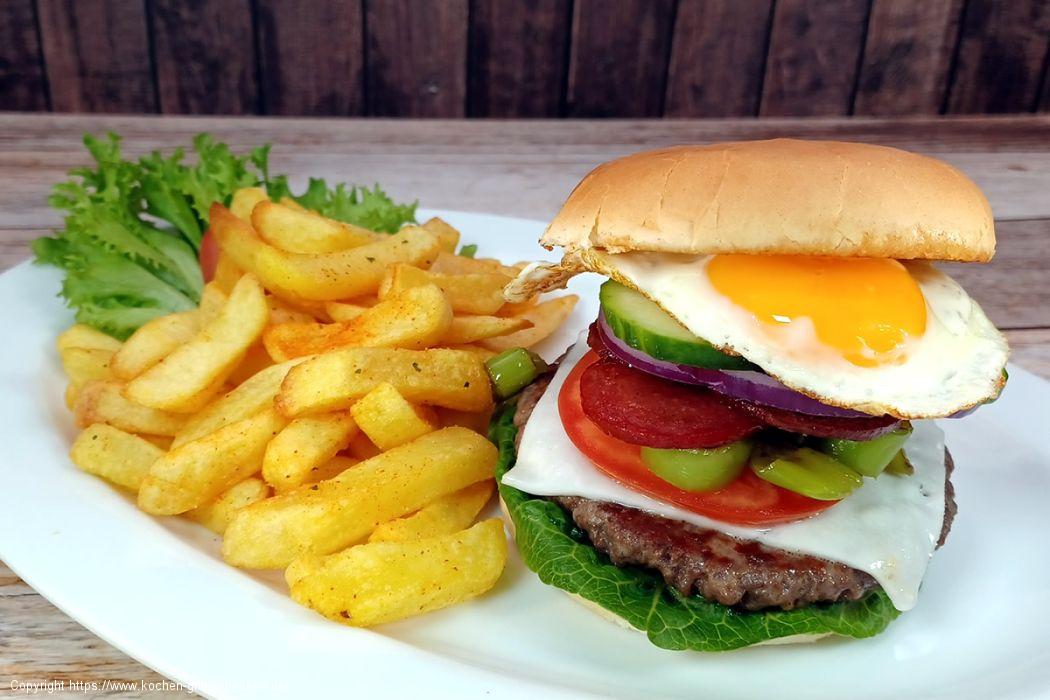 Burger mit Sucuk und Spiegelei