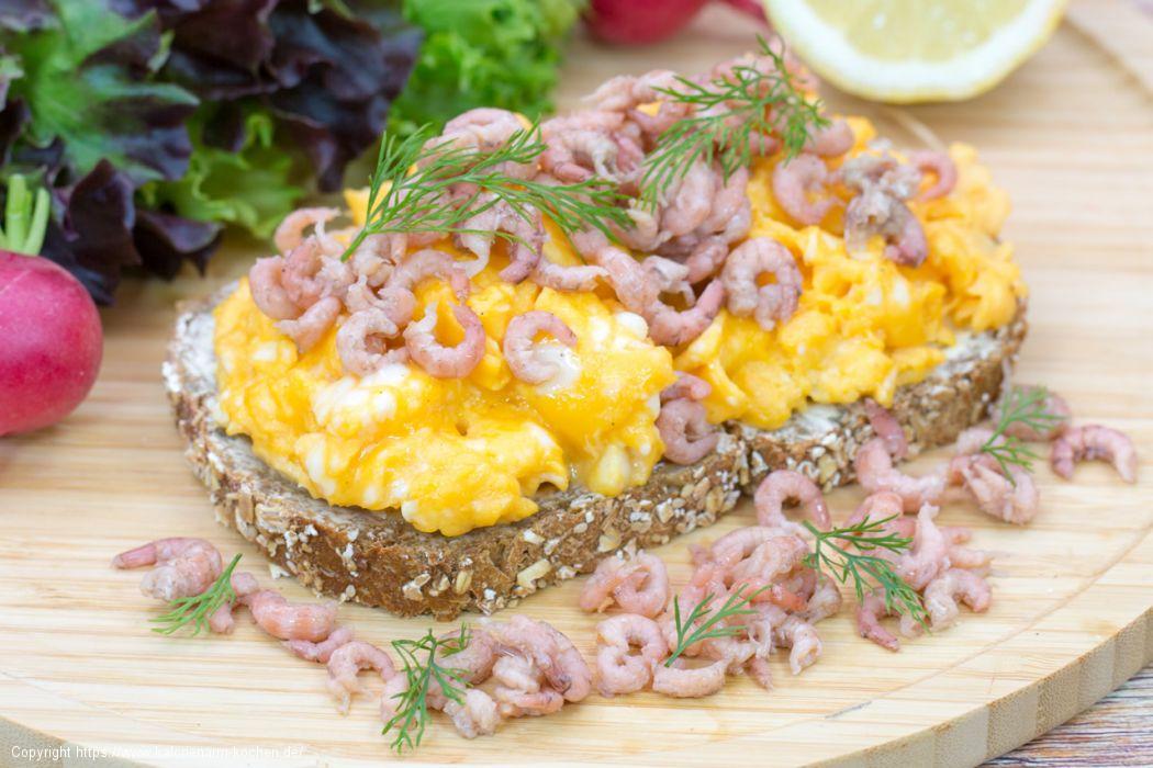 Brot mit Rührei und Nordseekrabben